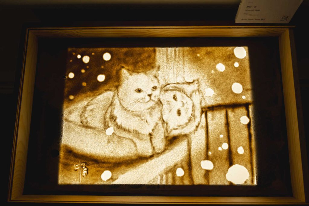 從穩定的醫護工作,到踏上一條藝術創業之路,鍾雪的選擇或許出人意表,卻蘊含著深切的信念與熱情。她不單是沙畫藝術的推動者,更是香港沙畫教育的開拓者。這段旅程並不容易,但她以沙為筆,描繪出一條屬於自己的創作與啟發之路。