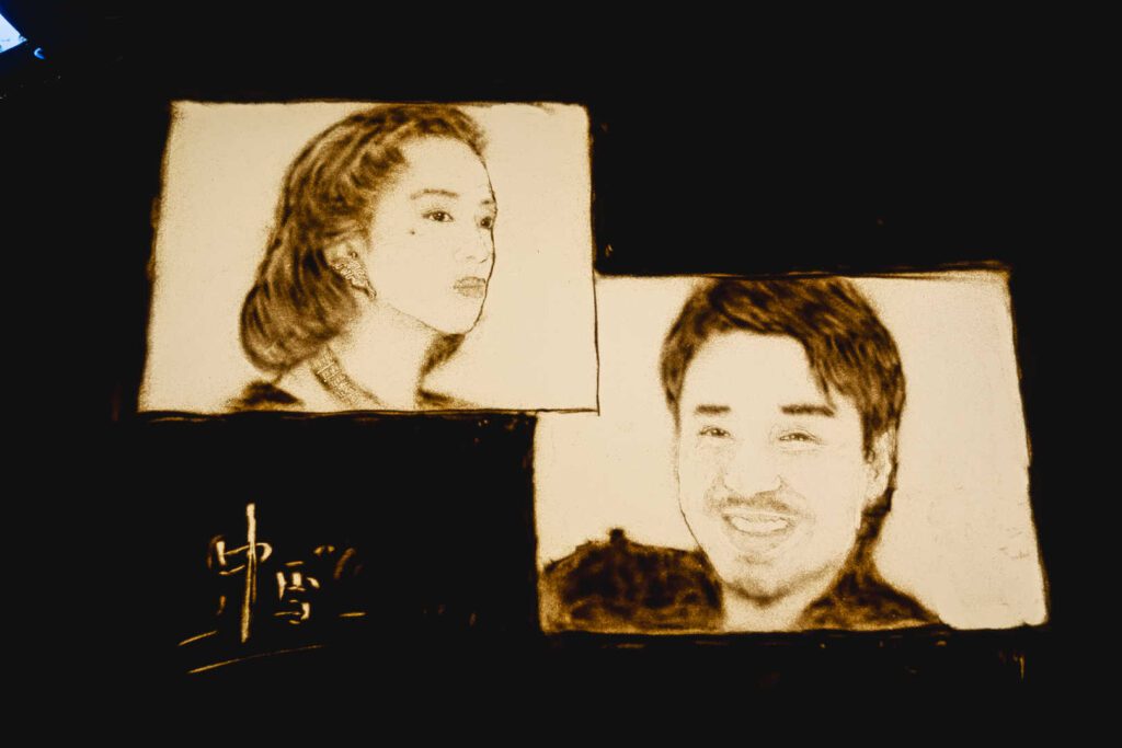 在香港的藝術界,鍾雪是一位別具一格的創作者。她不是用畫筆,而是用沙子,把一個又一個動人的故事呈現在觀眾眼前。從2015年開始,她不只是一位沙畫藝術家,更是一位推動者,她成立了香港沙畫協會、創辦全球首個沙畫體驗館,並領導全港第一個分級考核沙畫證書學院。這一切的起點,源於她對故事的熱愛和對沙畫無限可能的堅信。