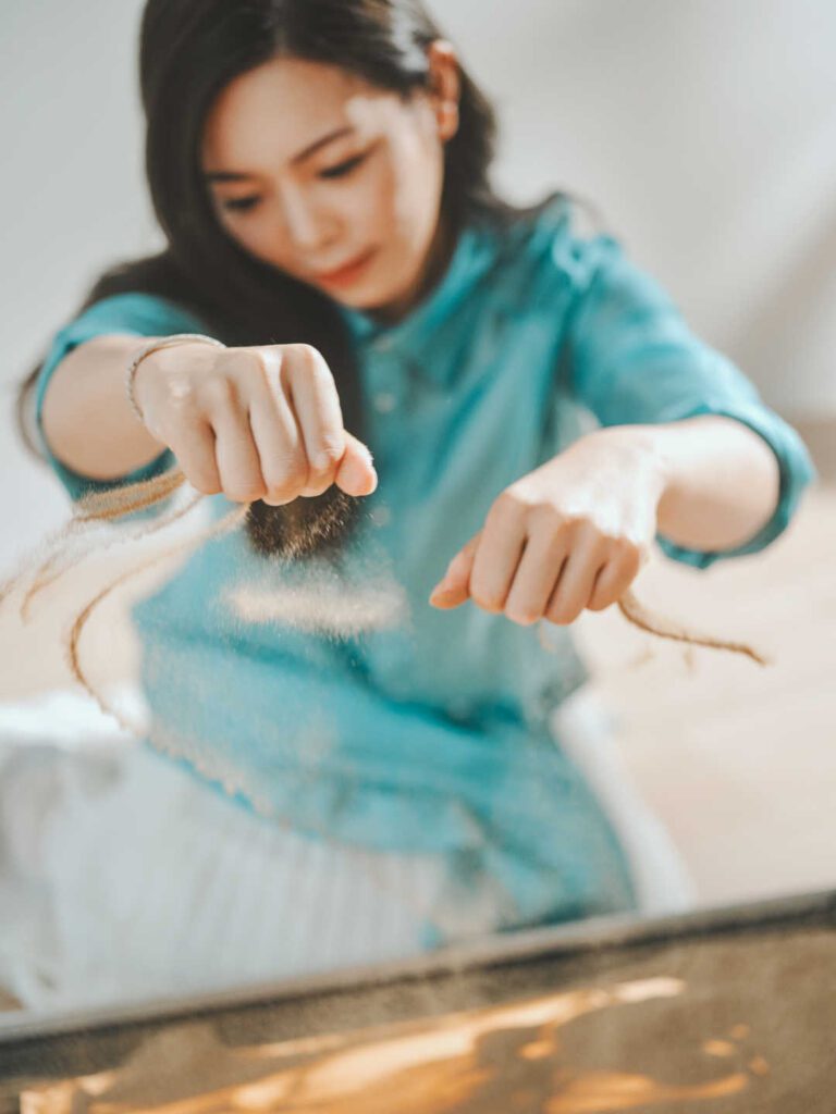 從穩定的醫護工作,到踏上一條藝術創業之路,鍾雪的選擇或許出人意表,卻蘊含著深切的信念與熱情。她不單是沙畫藝術的推動者,更是香港沙畫教育的開拓者。這段旅程並不容易,但她以沙為筆,描繪出一條屬於自己的創作與啟發之路。