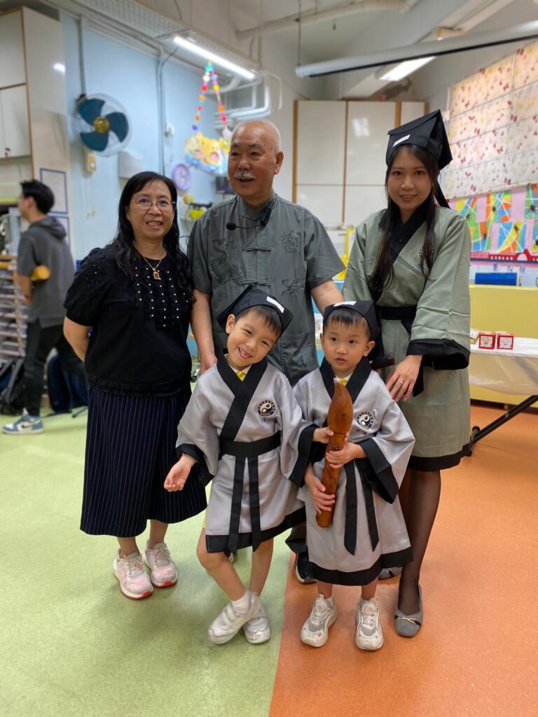 在教育的起點，幼稚園不僅是孩子進入學習旅程的第一站，更是家長學會放手與信任的重要一課。唐淑儀校長多年來默默耕耘，堅信教育不只是教知識，更是為孩子和家長「鋪路」，讓每一位小朋友都能在愛與關懷中茁壯成長。