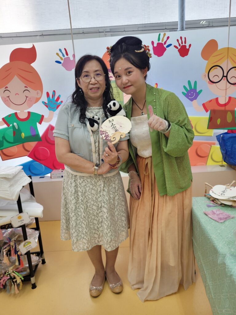 在教育的起點，幼稚園不僅是孩子進入學習旅程的第一站，更是家長學會放手與信任的重要一課。唐淑儀校長多年來默默耕耘，堅信教育不只是教知識，更是為孩子和家長「鋪路」，讓每一位小朋友都能在愛與關懷中茁壯成長。