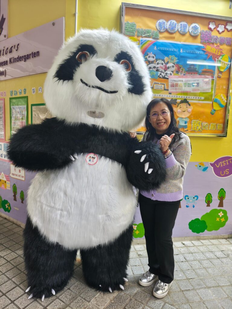 唐淑儀校長從未預料自己會投身幼兒教育,更沒想過這一做就是四十年。在一次偶然的機會下,她踏進了幼稚園的教學世界,從老師做起,慢慢走到今天的校長崗位。這段旅程,沒有轟轟烈烈,有的只是每天與孩子相處的點滴、與同事並肩的時光,以及對教育工作的一份堅持。