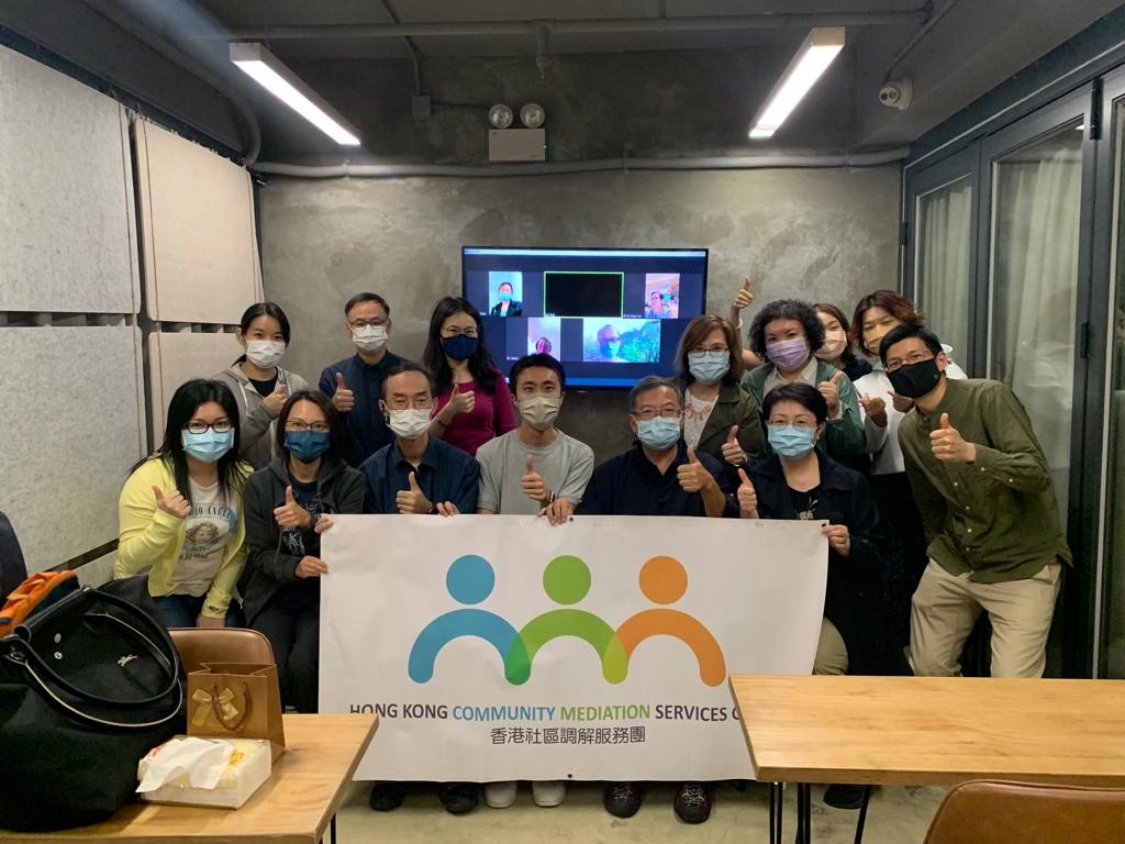 在現代都市中,衝突與誤解總是無可避免。如何以和平、理性的方式解決爭端,成為社會日益重視的課題。在這樣的背景下,「香港社區調解服務團」默默耕耘多年,致力將調解文化帶入社區。這次我們有幸邀請到資深調解員陳志佳副會長(Timothy)分享他對調解的看法與服務團的發展。