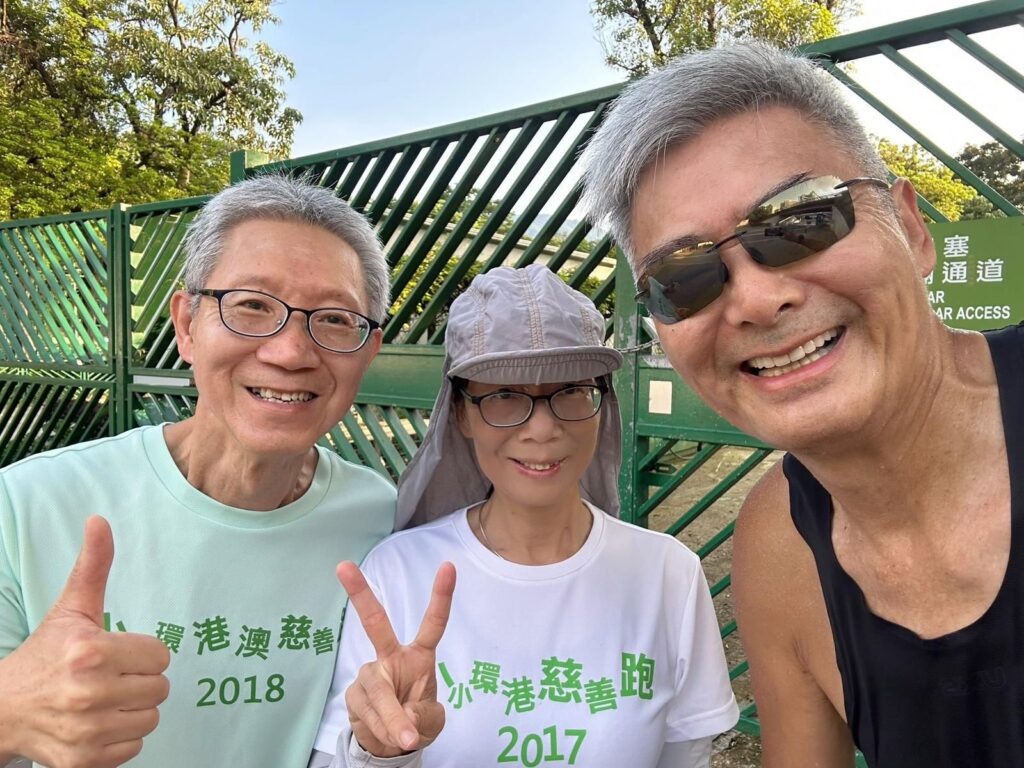 十多年前,譚志強還未踏足台灣環島慈善跑的起點前,其實早已跑了無數的心路歷程。那時的他,剛從社工崗位退休。60歲的年紀,對很多人來說是該放慢腳步的時候,但對譚志強而言,卻是夢想啟動的時刻。他想為癌症病人籌款,憑著自己擅長的長跑,計劃完成一場「環台慈善跑」。
