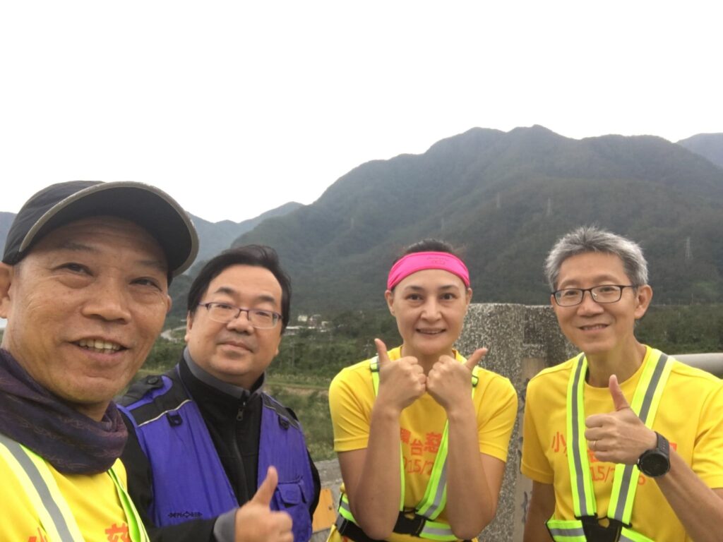 在人生的不同階段,每個人都在尋找自己的位置。而譚志強,這位曾任職超過三十七年的資深社工,退休後卻沒有選擇安逸,而是用一步一步的腳印,踏出一條屬於自己的黃金人生跑道。