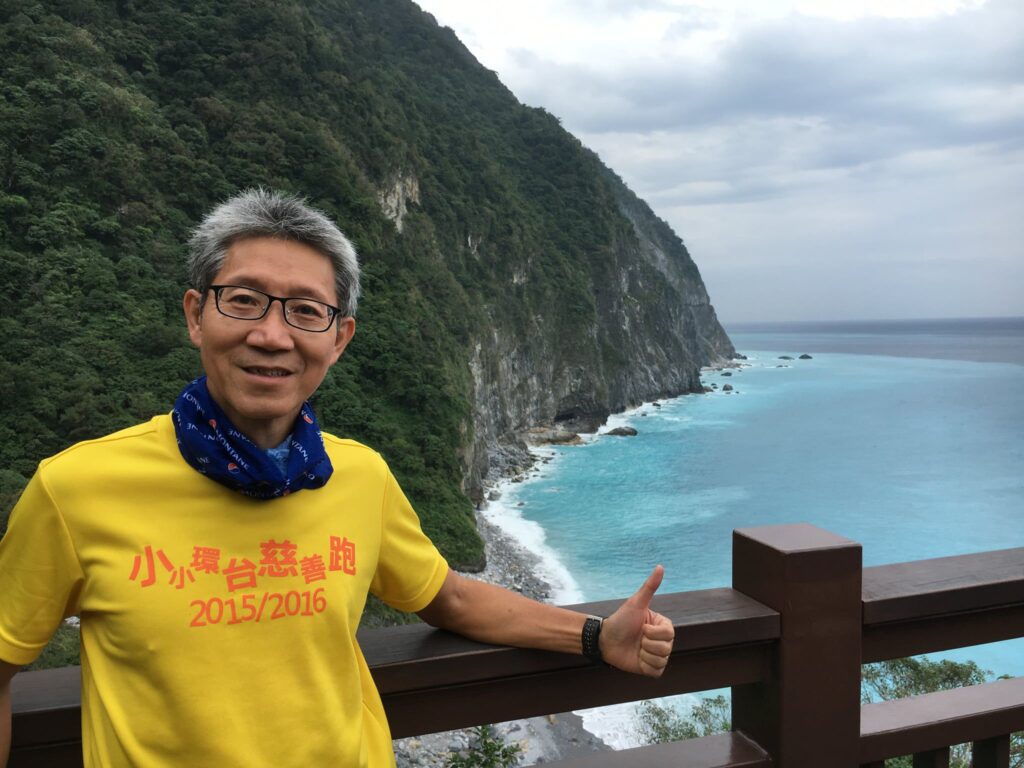 在人生的不同階段,每個人都在尋找自己的位置。而譚志強,這位曾任職超過三十七年的資深社工,退休後卻沒有選擇安逸,而是用一步一步的腳印,踏出一條屬於自己的黃金人生跑道。
