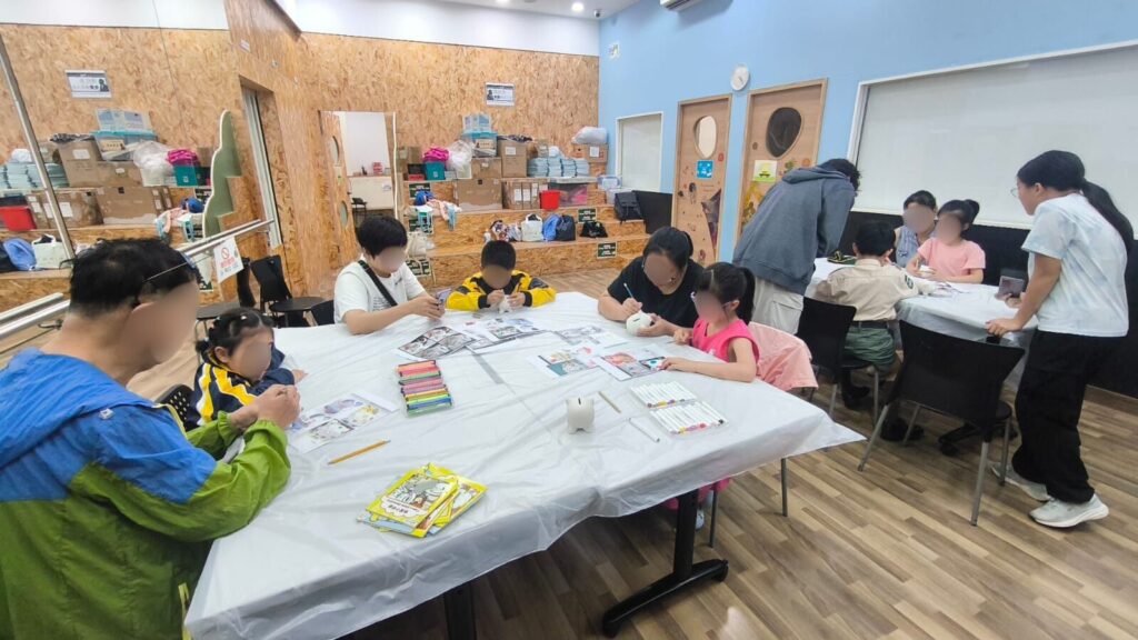 一件物品值幾多，原來要睇人、睇時、睇情境。在《小小理財師親子班》裡，孩子透過遊戲、交換同手作，親身體會「價值會變」這個道理，仲用畫筆設計屬於自己嘅小豬錢箱，從玩樂中學識儲錢、選擇同分享。