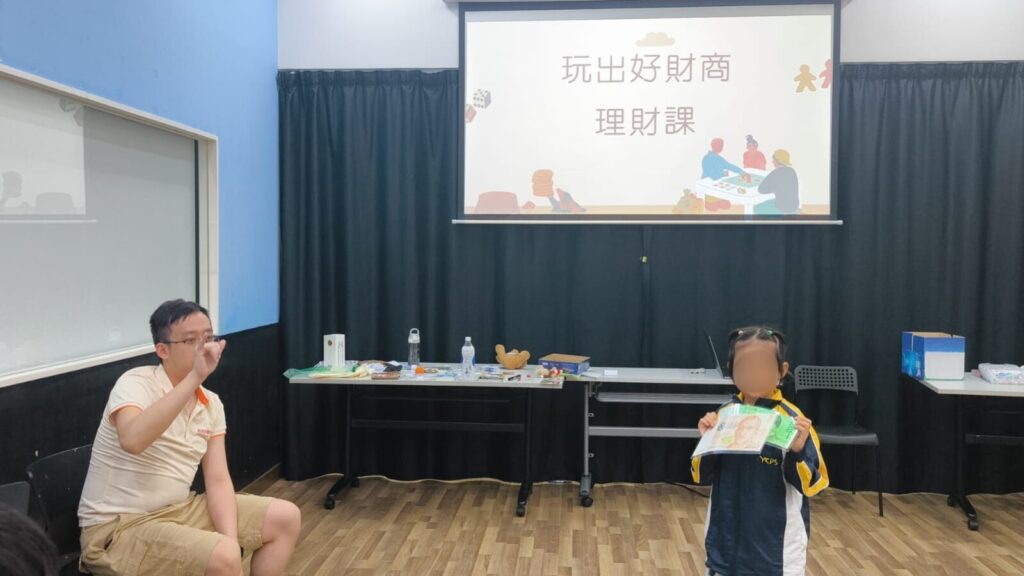 一件物品值幾多,原來要睇人、睇時、睇情境。在《小小理財師親子班》裡,孩子透過遊戲、交換同手作,親身體會「價值會變」這個道理,仲用畫筆設計屬於自己嘅小豬錢箱,從玩樂中學識儲錢、選擇同分享。