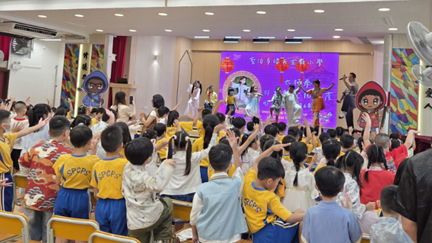 近年來,香港技擊運動總會積極響應教育局推動非物質文化遺產的政策,透過一系列精彩的校園活動,讓學生能夠親身體驗中華傳統武術的魅力。由歐德成師傅親自策劃,並帶領其訓練有素的教練團隊,將少林拳、詠春拳、太極拳與八段錦等傳統技藝融入校園課程與活動中,讓武術成為一種學習、一種修養,也是一種文化的延續。
