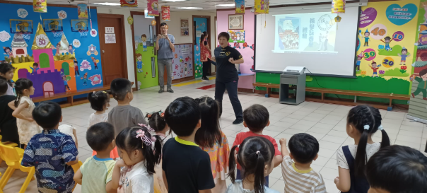 近年來,香港技擊運動總會積極響應教育局推動非物質文化遺產的政策,透過一系列精彩的校園活動,讓學生能夠親身體驗中華傳統武術的魅力。由歐德成師傅親自策劃,並帶領其訓練有素的教練團隊,將少林拳、詠春拳、太極拳與八段錦等傳統技藝融入校園課程與活動中,讓武術成為一種學習、一種修養,也是一種文化的延續。