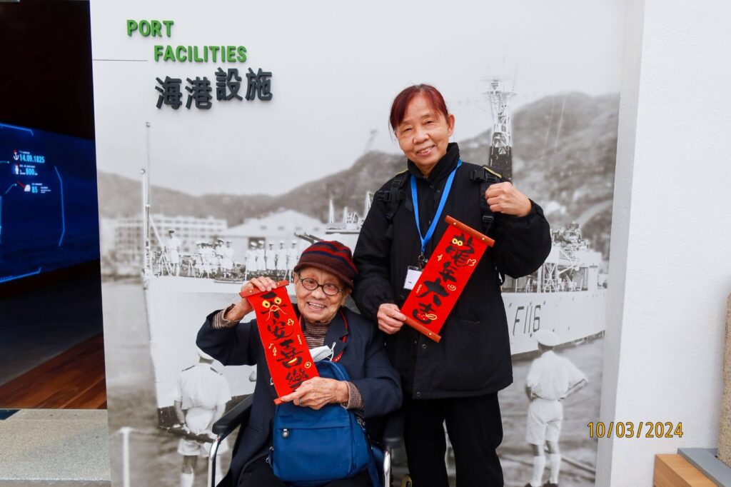 在香港一個舊區單位裡,住著一位經歷百年風雨的婆婆,張桂英。今年她已經102歲,但精神奕奕,眼神清亮,說起話來鏗鏘有力。她曾是義工,也是受助者,曾經風光,也曾落淚。這次訪問,是由「愛德循環運動」慈善機構安排,讓同悅有幸走進這位長者的生命故事。