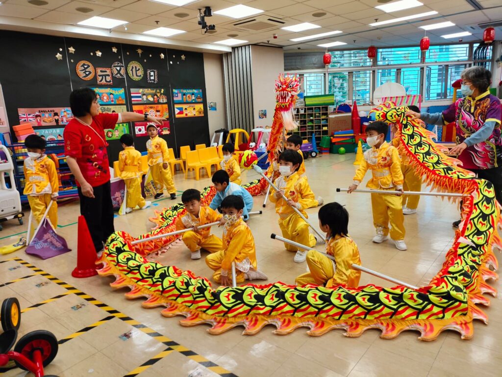 近年來,香港技擊運動總會創會會長歐德成師傅積極響應教育局推動非物質文化遺產政策,透過一連串校園與社區活動,讓更多人親身體驗中華傳統武術與民俗藝術的魅力。