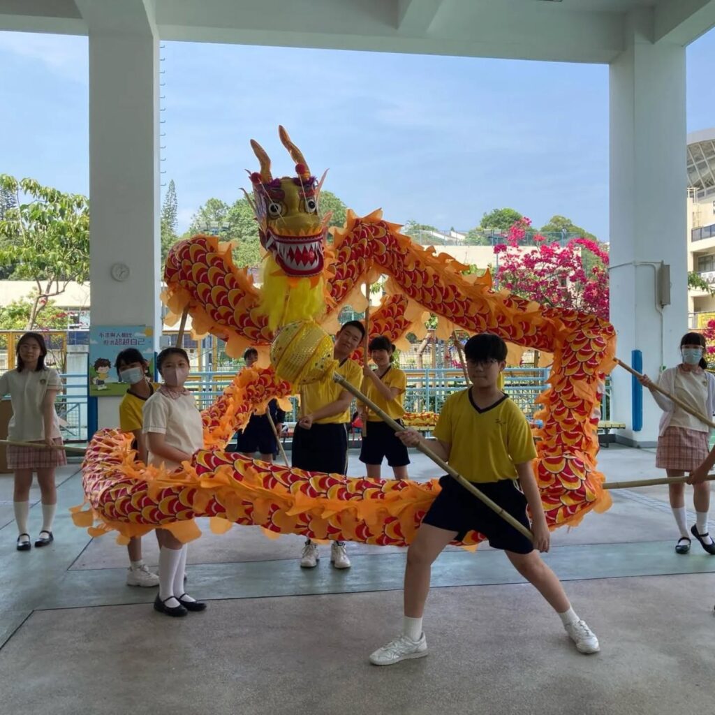 近年來,香港技擊運動總會創會會長歐德成師傅積極響應教育局推動非物質文化遺產政策,透過一連串校園與社區活動,讓更多人親身體驗中華傳統武術與民俗藝術的魅力。