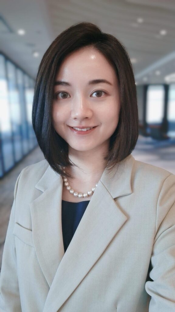 在這個時代,成功的定義從不單一。有人選擇安穩,有人選擇冒險;有人躲在舒適圈裡,有人則勇敢跨出一步,探索未知。而侯婉彤小姐(April),正是那位不畏挑戰、勇於轉型的女性。她以不懈的努力和堅定的信念,走出一條結合美麗、智慧與實幹的道路。