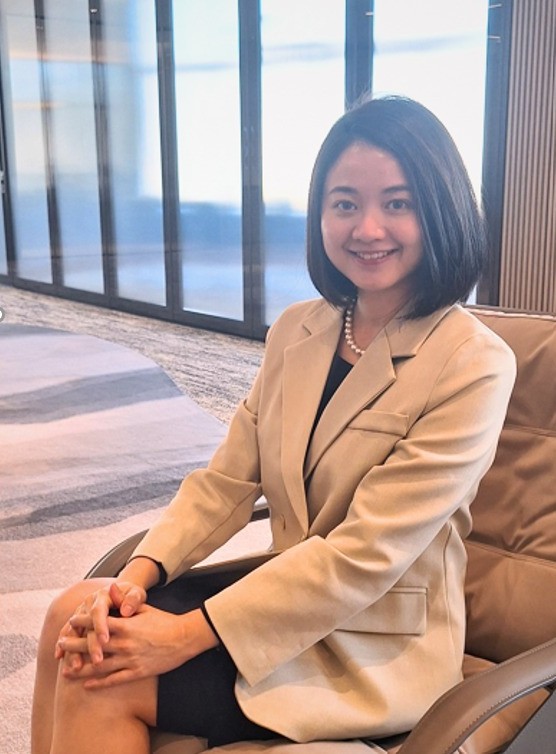 在這個時代，成功的定義從不單一。有人選擇安穩，有人選擇冒險；有人躲在舒適圈裡，有人則勇敢跨出一步，探索未知。而侯婉彤小姐（April），正是那位不畏挑戰、勇於轉型的女性。她以不懈的努力和堅定的信念，走出一條結合美麗、智慧與實幹的道路。