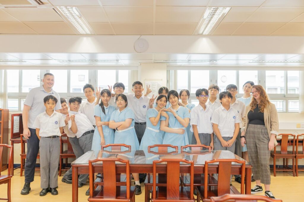 陳白沙紀念中學校長陳瑩瑩,以教育為志業,懷抱對學生的關愛與對社會的使命感,致力打造一個能啟發學生、尊重文化、連結世界的學習空間。在她眼中,教育不只是傳授知識,更是培養心靈與品格的過程。