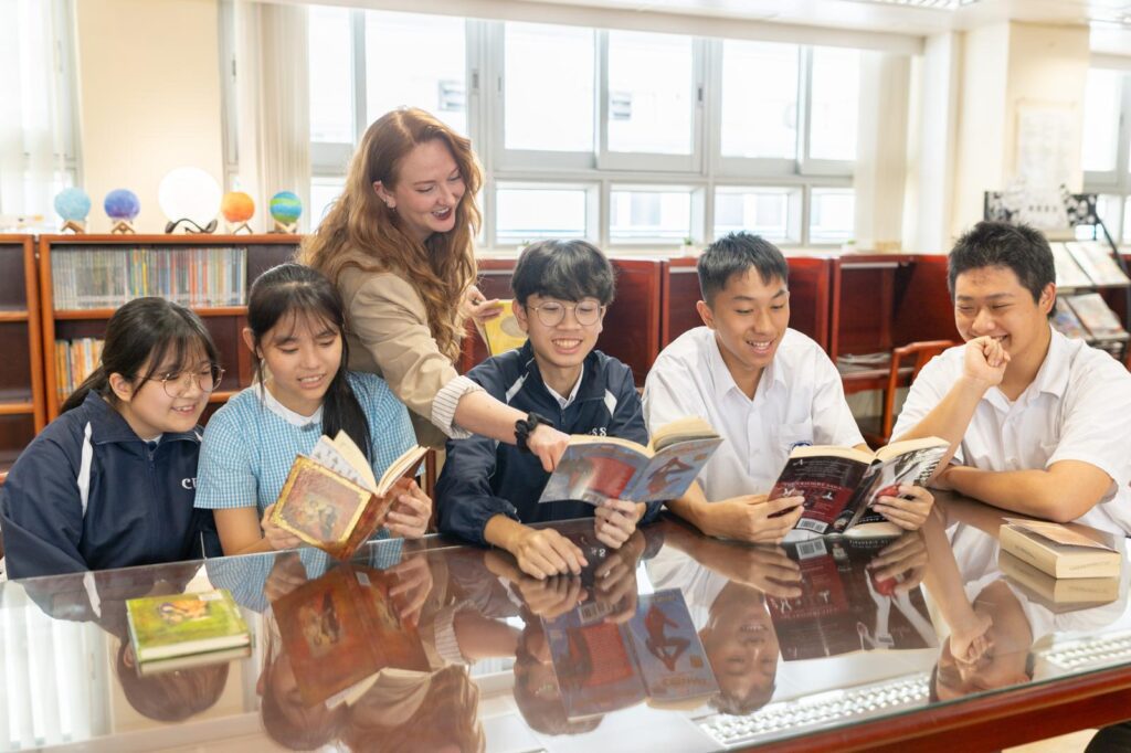 陳白沙紀念中學校長陳瑩瑩,以教育為志業,懷抱對學生的關愛與對社會的使命感,致力打造一個能啟發學生、尊重文化、連結世界的學習空間。在她眼中,教育不只是傳授知識,更是培養心靈與品格的過程。