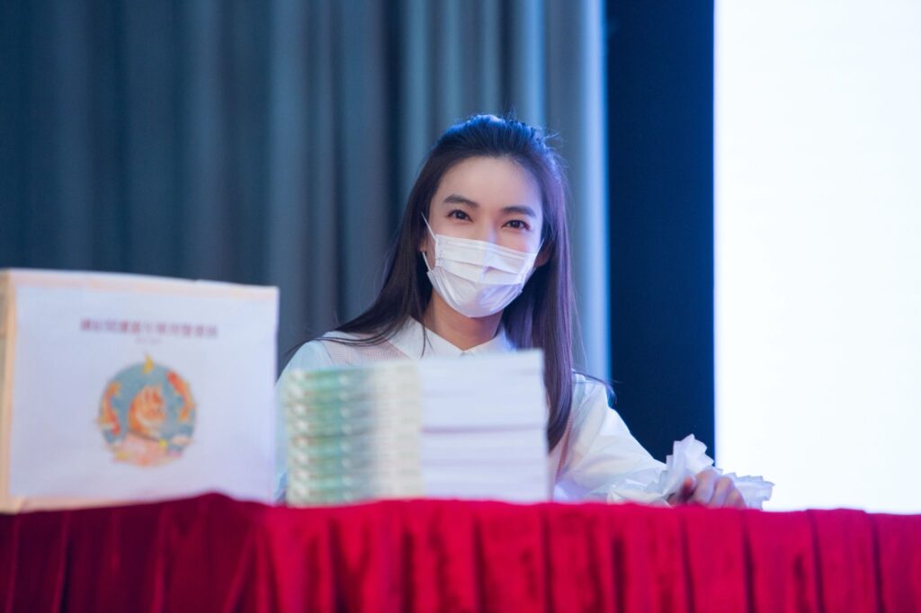 填詞人、心理輔導員、作家、專欄作者……連倩妤透過不同身份,持續將觀察與情感轉化為作品,讓文字與旋律成為連結人與人心的橋樑。她如何由輔導走到創作?又如何在創傷中找回自己的筆?這是一位創作者與療癒者的故事。