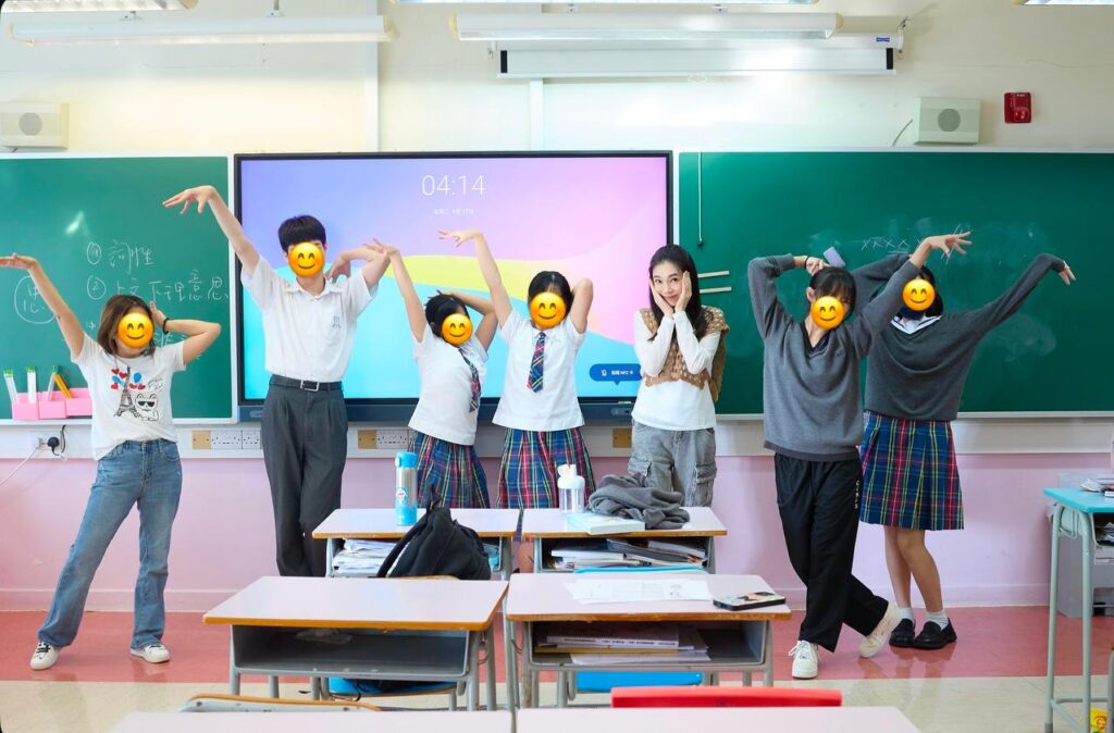 填詞人、心理輔導員、作家、專欄作者……連倩妤透過不同身份,持續將觀察與情感轉化為作品,讓文字與旋律成為連結人與人心的橋樑。她如何由輔導走到創作?又如何在創傷中找回自己的筆?這是一位創作者與療癒者的故事。