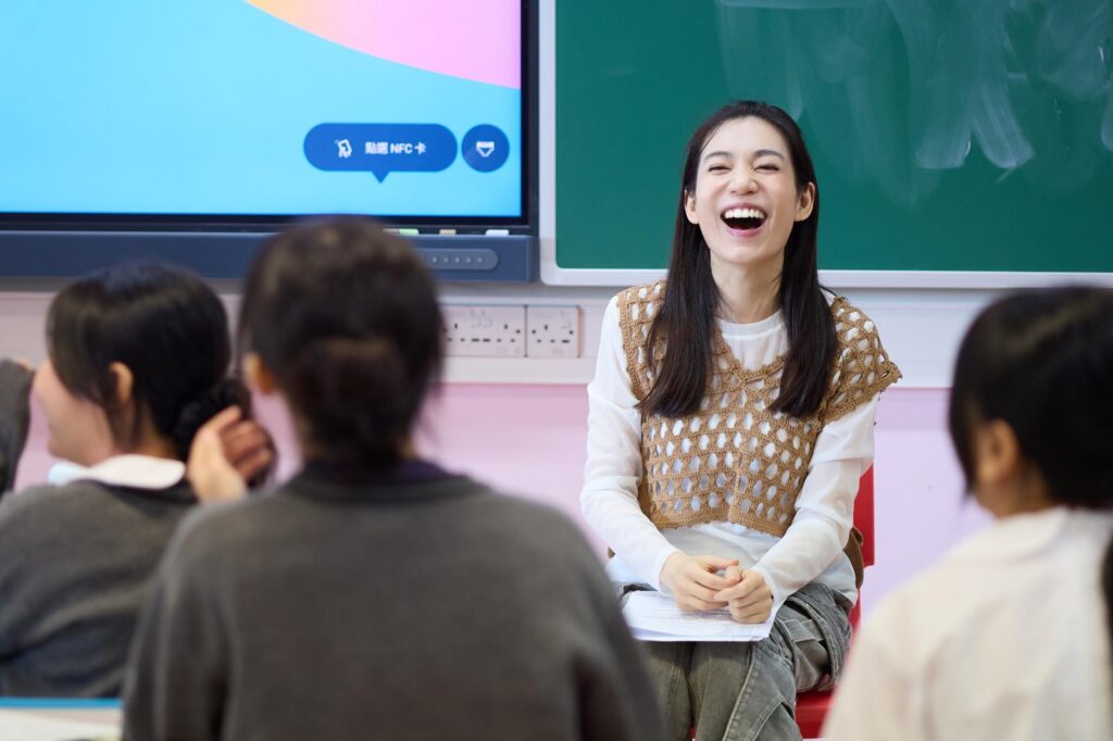 連倩妤Constance的故事，從來不是按部就班的範本。她大學主修的是工商管理與會計，還曾考取美國的會計師牌照，畢業後回港投身跨國企業擔任市場行銷工作。她曾以為這會是一條穩定又光鮮的職涯，但漸漸地，她察覺內心的聲音與這些華麗的產品越走越遠。