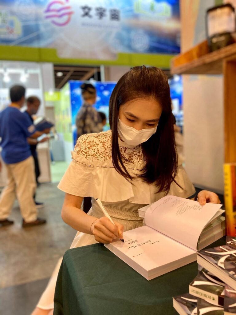 連倩妤Constance的故事，從來不是按部就班的範本。她大學主修的是工商管理與會計，還曾考取美國的會計師牌照，畢業後回港投身跨國企業擔任市場行銷工作。她曾以為這會是一條穩定又光鮮的職涯，但漸漸地，她察覺內心的聲音與這些華麗的產品越走越遠。