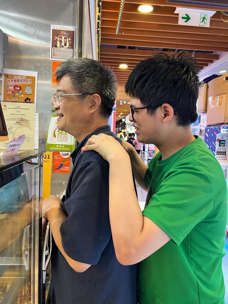 在香港這個節奏急促的城市裡，有些人的腳步選擇放慢，只為陪伴和成就那些容易被忽視的聲音。Hello Cocoa 的創辦人盧禮宇（Louie）正是其中之一。他的創業故事，不只是生意的起步，更是一位父親，為自己有特殊學習需要（SEN）兒子鋪設人生道路的真摯努力。