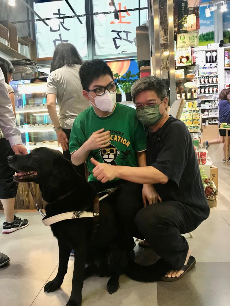 在香港這座急促前行的城市，盧禮宇（Louie）選擇走一條不一樣的路。他創辦了社會企業 Hello Cocoa，以可可豆為起點，邀請SEN（特殊教育需要）青年一同製作手工朱古力；更重要的是，他透過這個平台，重新思考「教育」與「就業」之間的真正意義。