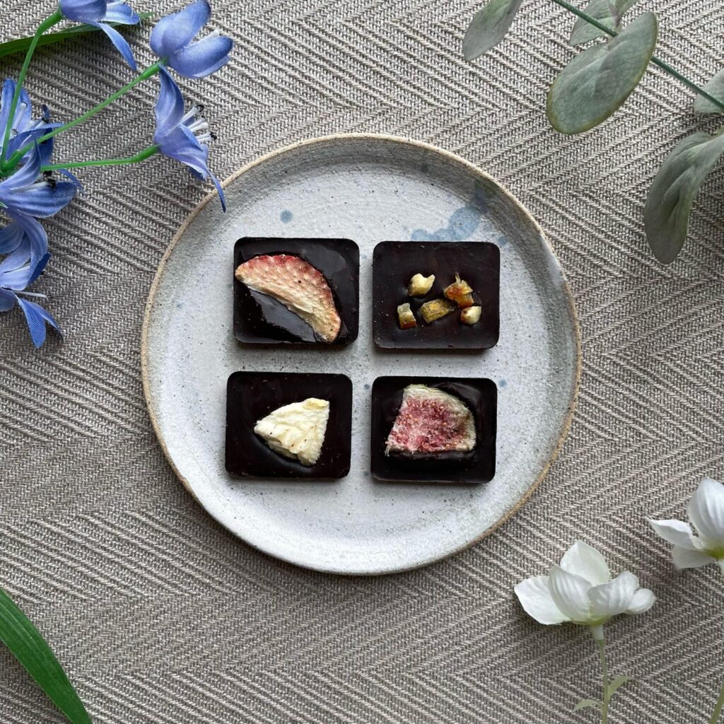 「我們就想用『共融學堂』去踏出一步。」Hello Cocoa 創辦人盧禮宇(Louie)在訪談中語氣堅定。他所說的「一步」,不是單單一門課程、一個活動,而是一個從理念到實踐、由社會企業推動的長遠計劃——以手工朱古力為起點,為有特殊教育需要(SEN)的青年創造真正屬於他們的職場與生活空間。