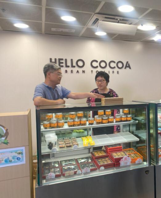 「我們就想用『共融學堂』去踏出一步。」Hello Cocoa 創辦人盧禮宇(Louie)在訪談中語氣堅定。他所說的「一步」,不是單單一門課程、一個活動,而是一個從理念到實踐、由社會企業推動的長遠計劃——以手工朱古力為起點,為有特殊教育需要(SEN)的青年創造真正屬於他們的職場與生活空間。