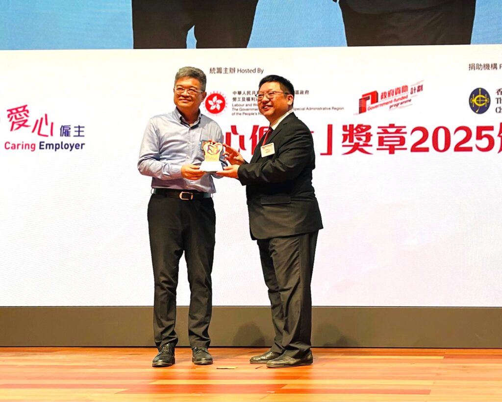 在香港這座急促前行的城市，盧禮宇（Louie）選擇走一條不一樣的路。他創辦了社會企業 Hello Cocoa，以可可豆為起點，邀請SEN（特殊教育需要）青年一同製作手工朱古力；更重要的是，他透過這個平台，重新思考「教育」與「就業」之間的真正意義。