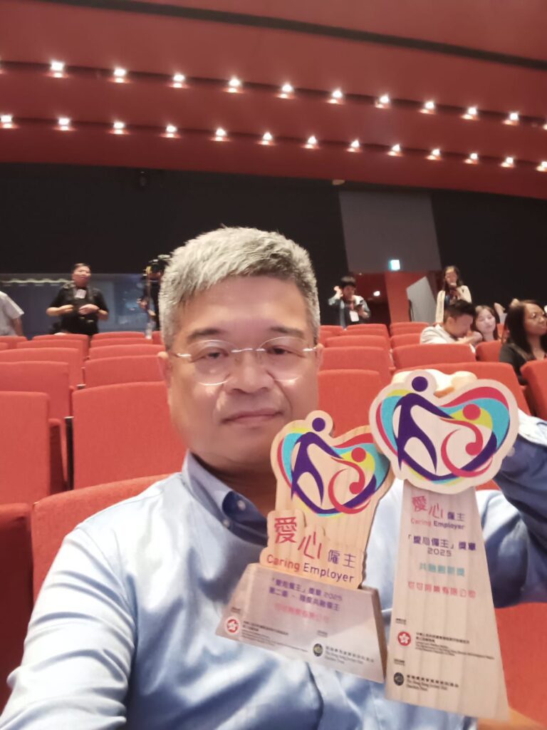 在香港這個節奏急促的城市裡，有些人的腳步選擇放慢，只為陪伴和成就那些容易被忽視的聲音。Hello Cocoa 的創辦人盧禮宇（Louie）正是其中之一。他的創業故事，不只是生意的起步，更是一位父親，為自己有特殊學習需要（SEN）兒子鋪設人生道路的真摯努力。