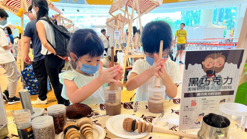 在香港這個節奏急促的城市裡，有些人的腳步選擇放慢，只為陪伴和成就那些容易被忽視的聲音。Hello Cocoa 的創辦人盧禮宇（Louie）正是其中之一。他的創業故事，不只是生意的起步，更是一位父親，為自己有特殊學習需要（SEN）兒子鋪設人生道路的真摯努力。