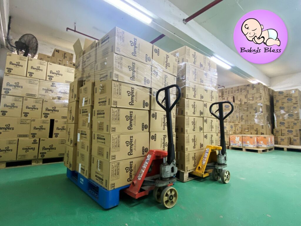 在香港這座急速變動的城市裡,有人選擇追逐機會,有人則選擇用時間與心力,一步步築起屬於自己的路。方永昌先生,就是這樣一位低調卻堅定的創業者。他從藝術出發,憑藉對攝影的熱愛闖出一片天,後來又因疫情轉型,開拓母嬰用品市場,並持續擴展至家庭攝影、環保餐具和活動策劃等多元領域。他不單是一位攝影師,更是一位用心聆聽客戶需要的經營者,透過畫面與服務,傳遞溫度與信任。