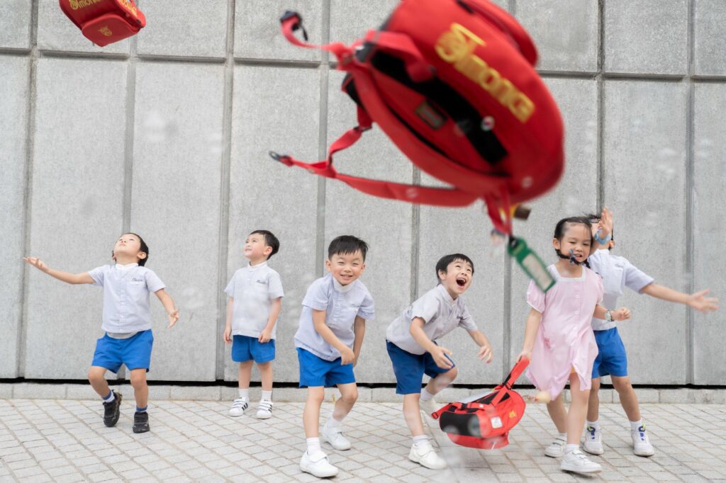 在香港這座急速變動的城市裡,有人選擇追逐機會,有人則選擇用時間與心力,一步步築起屬於自己的路。方永昌先生,就是這樣一位低調卻堅定的創業者。他從藝術出發,憑藉對攝影的熱愛闖出一片天,後來又因疫情轉型,開拓母嬰用品市場,並持續擴展至家庭攝影、環保餐具和活動策劃等多元領域。他不單是一位攝影師,更是一位用心聆聽客戶需要的經營者,透過畫面與服務,傳遞溫度與信任。