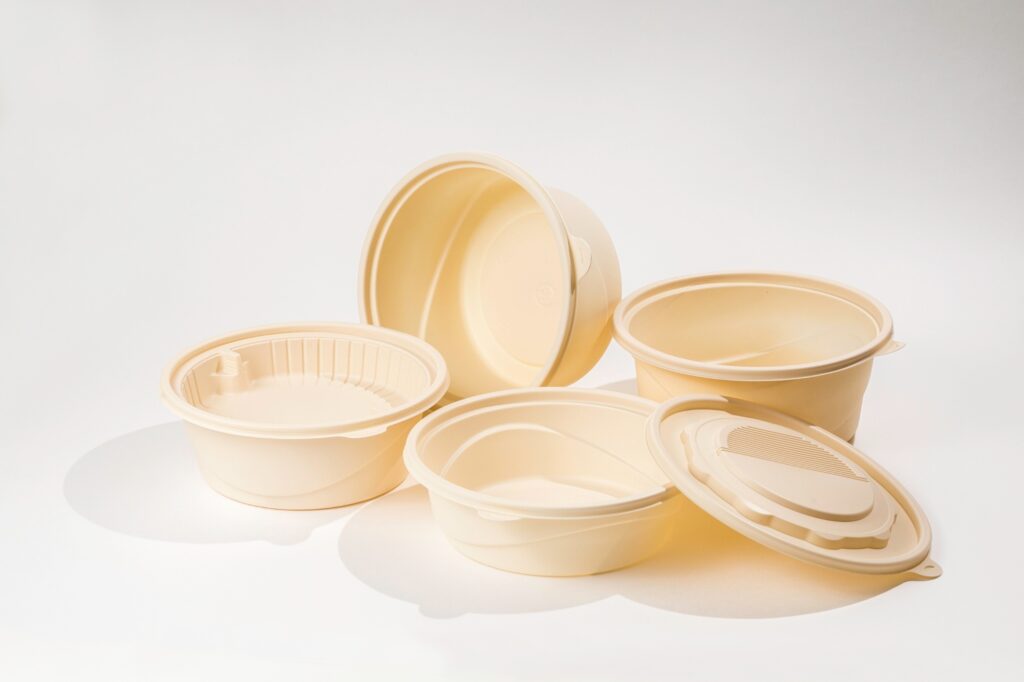 在香港這座急速變動的城市裡,有人選擇追逐機會,有人則選擇用時間與心力,一步步築起屬於自己的路。方永昌先生,就是這樣一位低調卻堅定的創業者。他從藝術出發,憑藉對攝影的熱愛闖出一片天,後來又因疫情轉型,開拓母嬰用品市場,並持續擴展至家庭攝影、環保餐具和活動策劃等多元領域。他不單是一位攝影師,更是一位用心聆聽客戶需要的經營者,透過畫面與服務,傳遞溫度與信任。