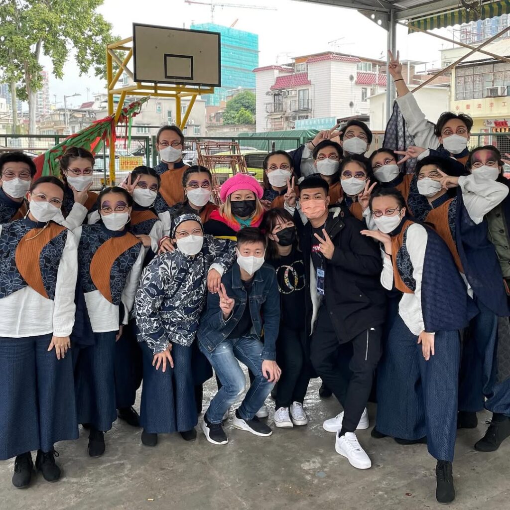 在香港有一位化妝師正默默地做著一件極具意義的事。她用化妝這門技術,連結起社會上被忽略的群體,讓一群殘疾人士不僅學會了為自己妝扮,更學會了相信自己的價值。她是Jennifer(人稱阿花),一位熱愛舞台、熱愛人、也熱愛生命力的化妝師。她所創立的「共融化妝隊」,是一個把「美」與「共融」結合的夢想實驗場,也是一個關於勇氣與行動的真實故事。
