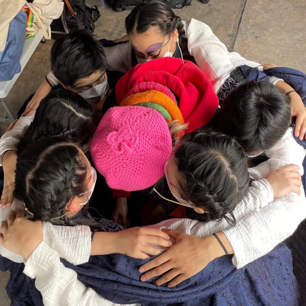 在香港有一位化妝師正默默地做著一件極具意義的事。她用化妝這門技術,連結起社會上被忽略的群體,讓一群殘疾人士不僅學會了為自己妝扮,更學會了相信自己的價值。她是Jennifer(人稱阿花),一位熱愛舞台、熱愛人、也熱愛生命力的化妝師。她所創立的「共融化妝隊」,是一個把「美」與「共融」結合的夢想實驗場,也是一個關於勇氣與行動的真實故事。