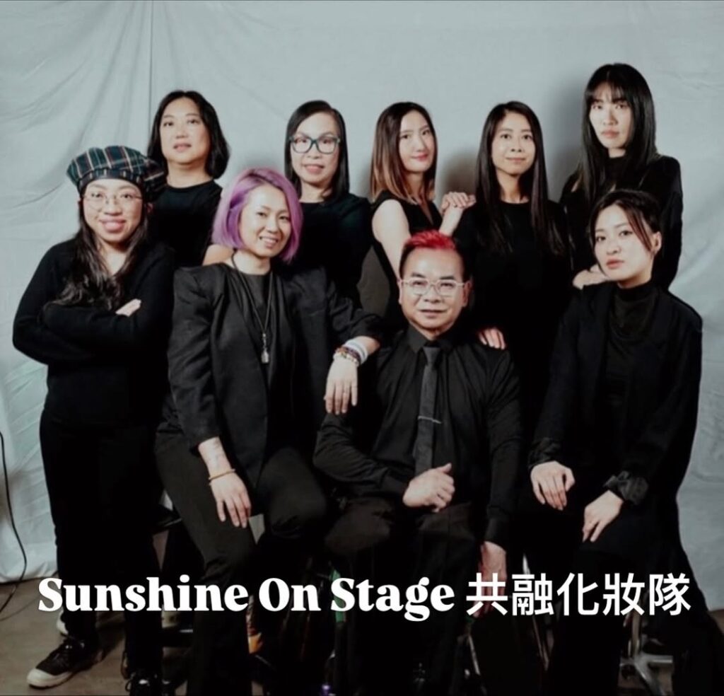 在香港有一位化妝師正默默地做著一件極具意義的事。她用化妝這門技術,連結起社會上被忽略的群體,讓一群殘疾人士不僅學會了為自己妝扮,更學會了相信自己的價值。她是Jennifer(人稱阿花),一位熱愛舞台、熱愛人、也熱愛生命力的化妝師。她所創立的「共融化妝隊」,是一個把「美」與「共融」結合的夢想實驗場,也是一個關於勇氣與行動的真實故事。