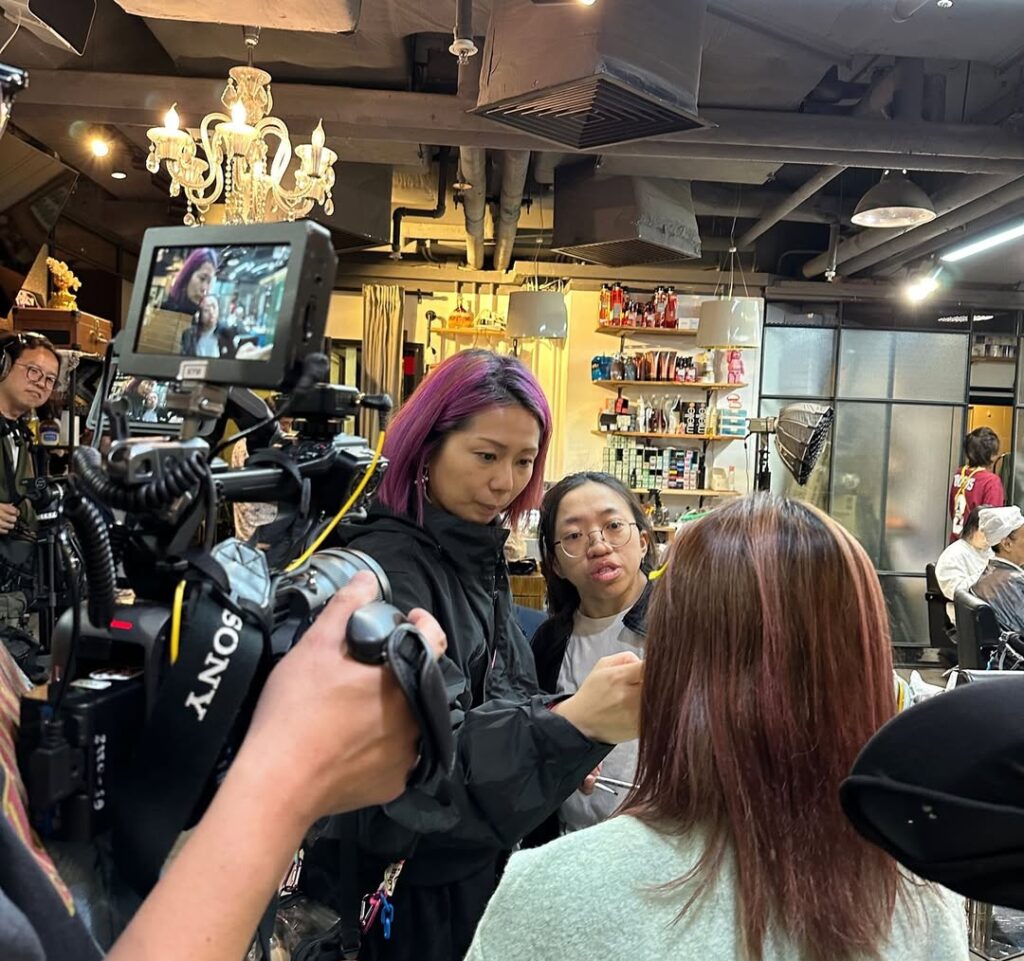 在這個快節奏、講求效率與成果的城市裡，有一群人，默默在邊緣努力著。他們可能聽不見、看不清，或行動不便，但他們同樣擁有夢想與能力，只是缺少一個機會。而有一個人，選擇走進他們的世界，與他們並肩同行，用化妝這門藝術，為他們打開一扇通往希望的大門。她是Jennifer（人稱阿花），一位堅持共融教育的化妝導師，更是一位用心灌溉信念的實踐者。