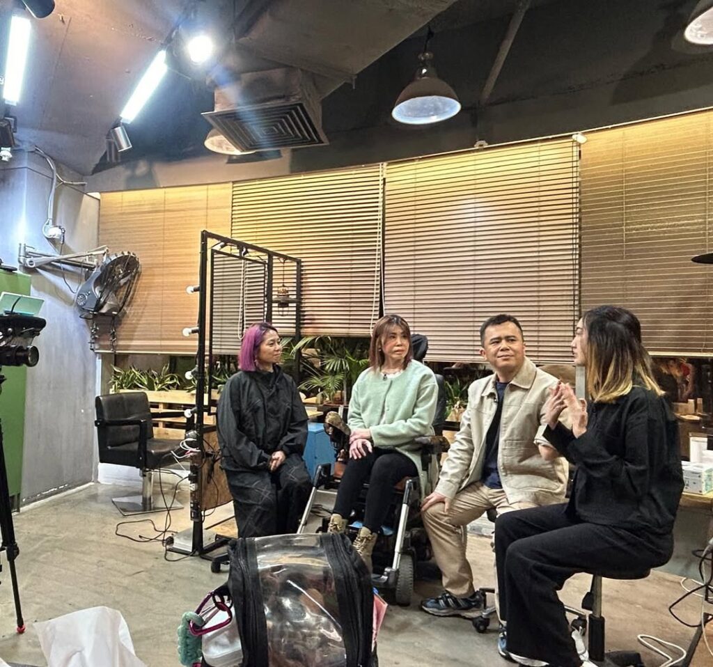 在這個快節奏、講求效率與成果的城市裡，有一群人，默默在邊緣努力著。他們可能聽不見、看不清，或行動不便，但他們同樣擁有夢想與能力，只是缺少一個機會。而有一個人，選擇走進他們的世界，與他們並肩同行，用化妝這門藝術，為他們打開一扇通往希望的大門。她是Jennifer（人稱阿花），一位堅持共融教育的化妝導師，更是一位用心灌溉信念的實踐者。