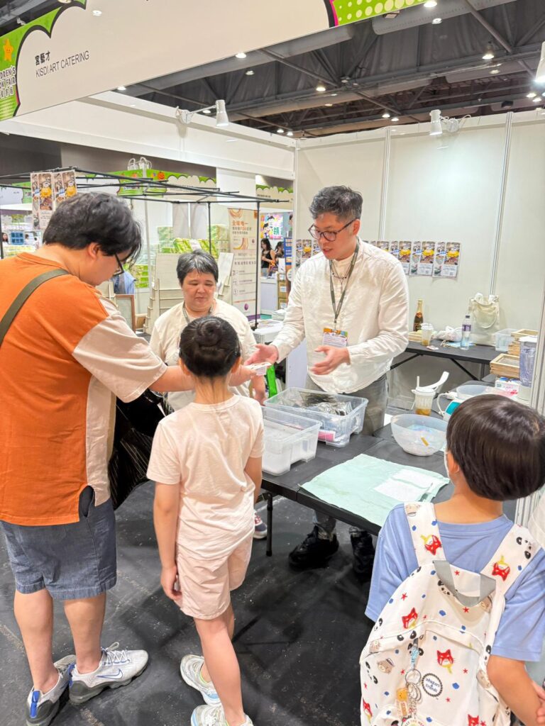 當我們談論社會轉變與共融,許多人會想到政策、資源或大型機構的推動,但KaroMak的做法卻截然不同。他沒有華麗的頭銜,也沒有龐大的資金支持,只有一間小小的餐廳、一雙願意付出的手,以及一份對人群的深切關懷。從煮食、造紙到帶領特殊教育學生參與社會,他一步步實踐著「用行動說故事」的信念。