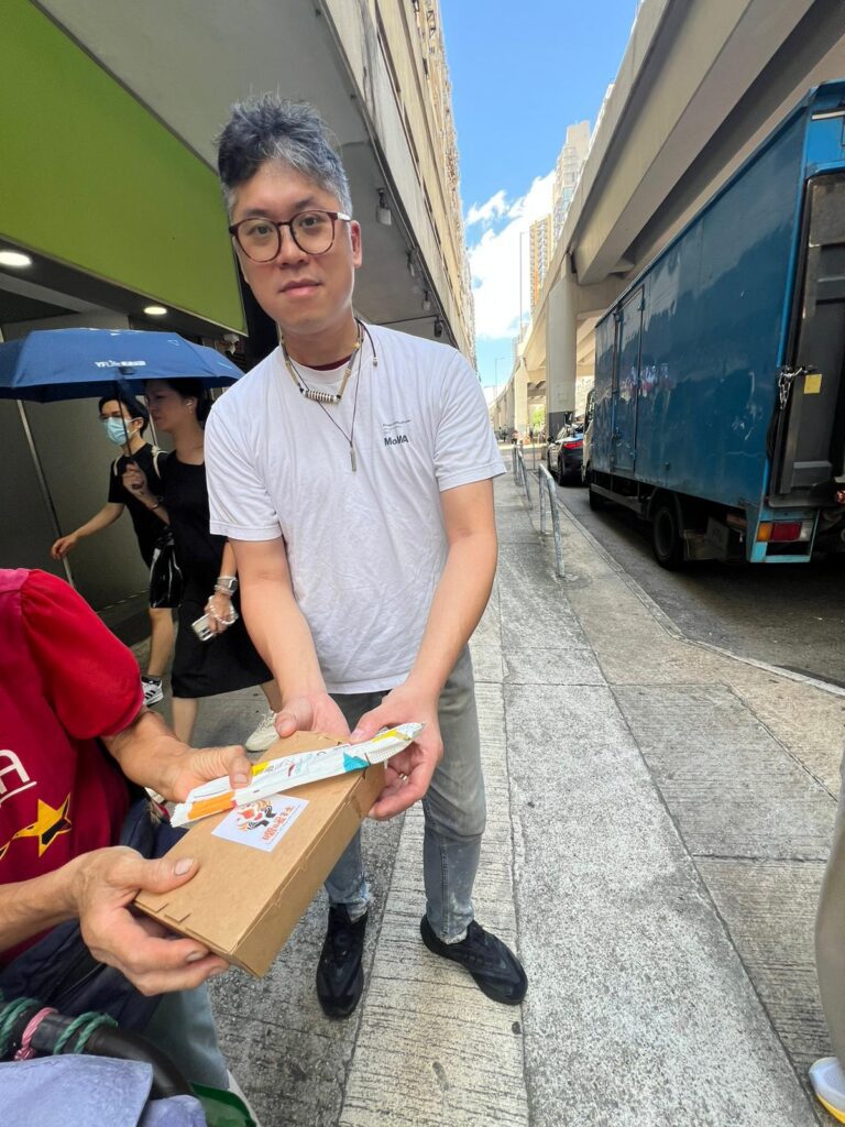 當我們談論社會轉變與共融,許多人會想到政策、資源或大型機構的推動,但KaroMak的做法卻截然不同。他沒有華麗的頭銜,也沒有龐大的資金支持,只有一間小小的餐廳、一雙願意付出的手,以及一份對人群的深切關懷。從煮食、造紙到帶領特殊教育學生參與社會,他一步步實踐著「用行動說故事」的信念。