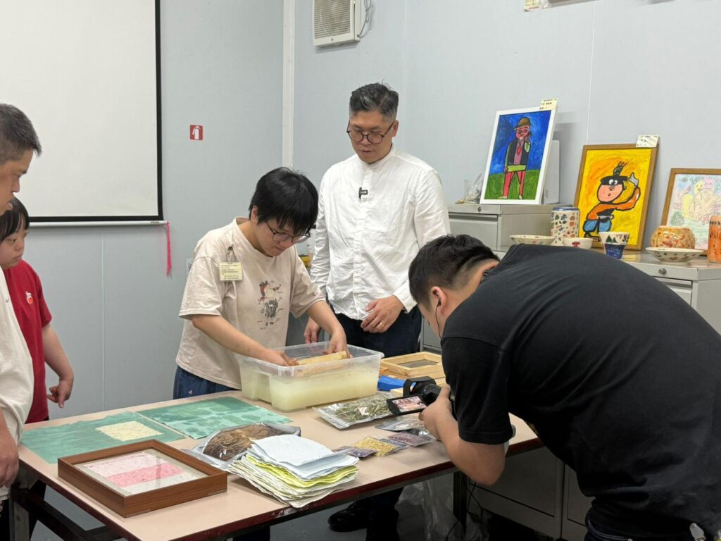當我們談論社會轉變與共融,許多人會想到政策、資源或大型機構的推動,但KaroMak的做法卻截然不同。他沒有華麗的頭銜,也沒有龐大的資金支持,只有一間小小的餐廳、一雙願意付出的手,以及一份對人群的深切關懷。從煮食、造紙到帶領特殊教育學生參與社會,他一步步實踐著「用行動說故事」的信念。