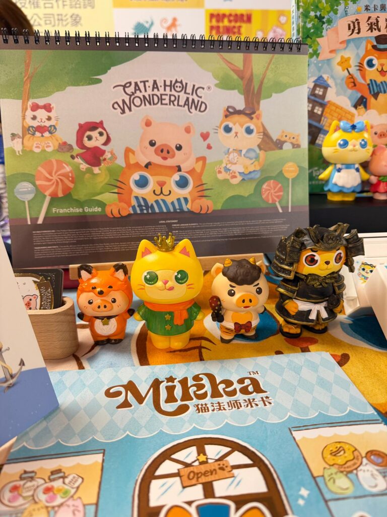 一隻戴著魔法帽的小貓,正悄悄走進大家的生活。他是 Mikka・貓法師米卡 ——由本地插畫師 鄭琪琪(Kiki)創作的原創IP角色。這次,Mikka亮相於 Fund Fair 2025「IP品牌展區」,以獨特形象,吸引眾多目光。