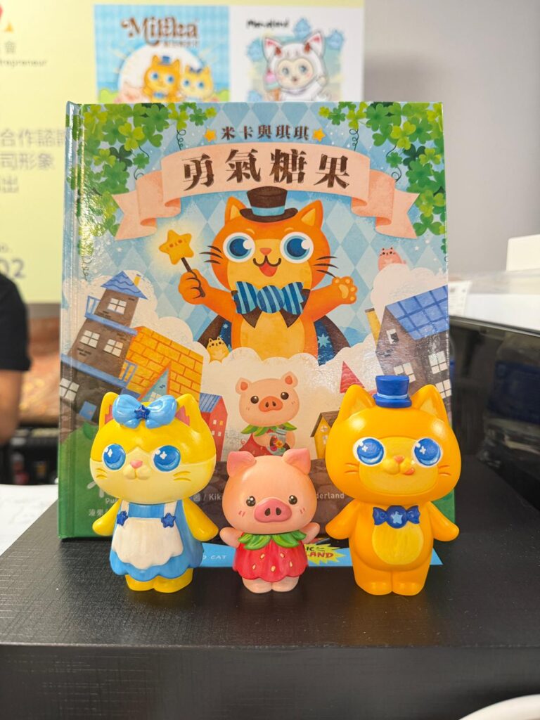 一隻戴著魔法帽的小貓,正悄悄走進大家的生活。他是 Mikka・貓法師米卡 ——由本地插畫師 鄭琪琪(Kiki)創作的原創IP角色。這次,Mikka亮相於 Fund Fair 2025「IP品牌展區」,以獨特形象,吸引眾多目光。