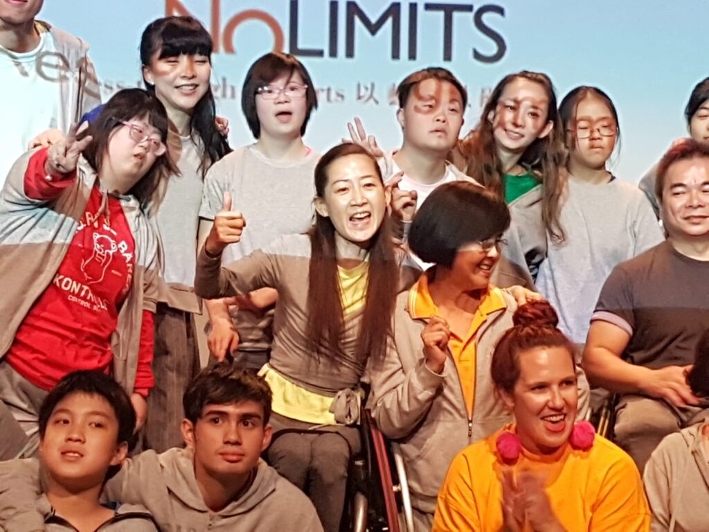 在香港，第八屆「香港傑出義工獎」的得主鍾少琼，以她的生命故事，向世界證明——行義可以快樂，快樂更能感染他人。雖然下半身癱瘓，但她從未被身體的限制束縛，反而透過義工服務培養出正向思維，積極推動無障礙環境及傷健共融。她以輪椅舞和手語歌，將心中的正能量與快樂傳遞出去，讓更多人感受到生命的力量。