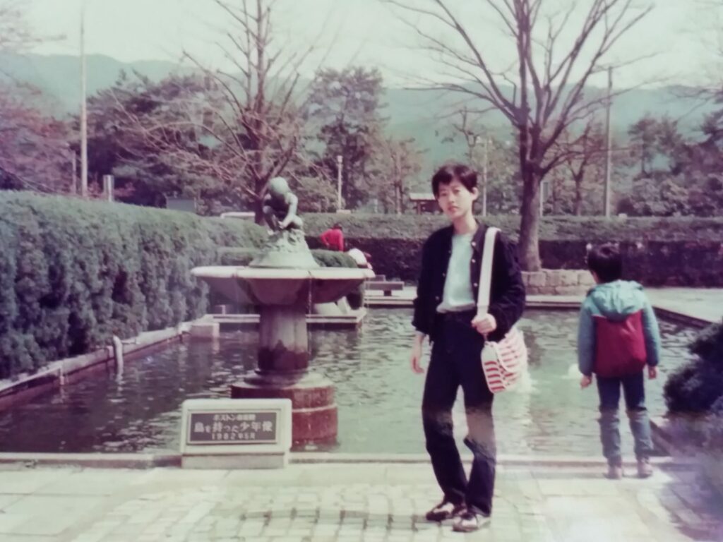 在生命的低谷中，有些人選擇沉淪，而有些人則選擇逆流而上，將困境化為動力，綻放光芒。第八屆香港傑出義工獎得主鍾少琼，正是後者的最佳代表。她以自身的經歷，證明了義務工作不僅能幫助他人，更能帶來內心的快樂與力量，感染更多人一同參與。