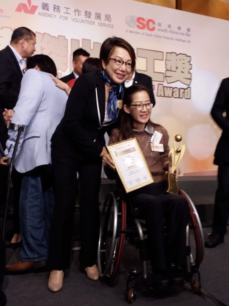 在生命的低谷中，有些人選擇沉淪，而有些人則選擇逆流而上，將困境化為動力，綻放光芒。第八屆香港傑出義工獎得主鍾少琼，正是後者的最佳代表。她以自身的經歷，證明了義務工作不僅能幫助他人，更能帶來內心的快樂與力量，感染更多人一同參與。