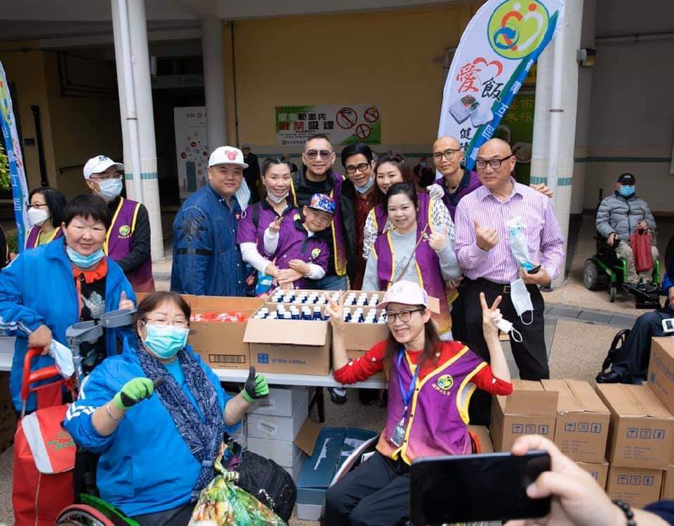 在香港，第八屆「香港傑出義工獎」的得主鍾少琼，以她的生命故事，向世界證明——行義可以快樂，快樂更能感染他人。雖然下半身癱瘓，但她從未被身體的限制束縛，反而透過義工服務培養出正向思維，積極推動無障礙環境及傷健共融。她以輪椅舞和手語歌，將心中的正能量與快樂傳遞出去，讓更多人感受到生命的力量。