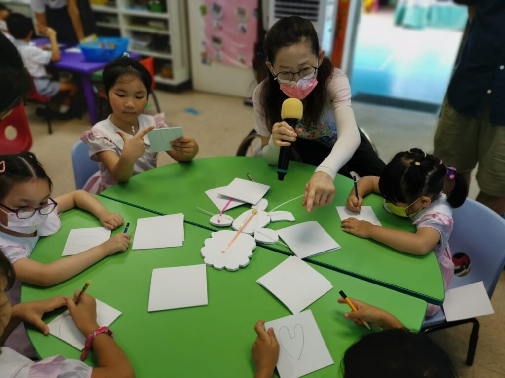 在生命的低谷中，有些人選擇沉淪，而有些人則選擇逆流而上，將困境化為動力，綻放光芒。第八屆香港傑出義工獎得主鍾少琼，正是後者的最佳代表。她以自身的經歷，證明了義務工作不僅能幫助他人，更能帶來內心的快樂與力量，感染更多人一同參與。